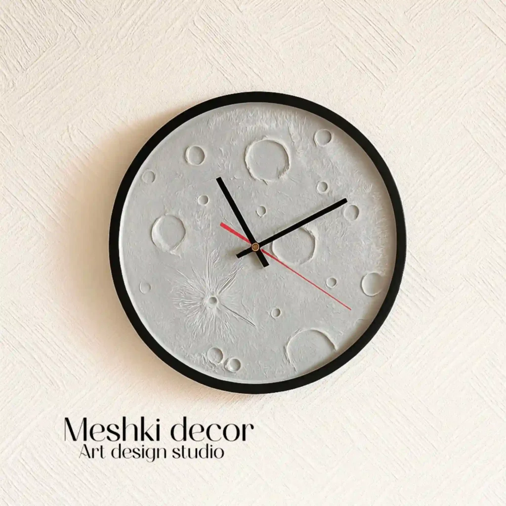 ساعت دیواری مینیمال طرح ماه برجسته‌کاری‌شده  