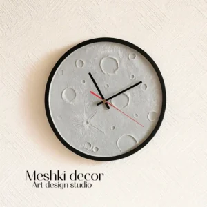 ساعت دیواری مینیمال طرح ماه برجستهکاریشده