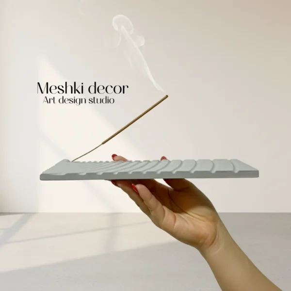 عود سوز رومیزی مدل شیار دار: طراحی شیک شیار دار با جلوگیری کامل از ریزش خاکستر ۵ رنگ لوکس: کرم، طوسی، سبز + کهنه‌کاری طلایی برای هر دکوراسیونی جنس سنگ مصنوعی مقاوم: ضد حرارت، ضد خش و بادوام برای سال‌ها استفاده ابعاد جمع‌وجور ۱۰×۲۲ سانت: ایده‌آل برای میز، کنسول و فضاهای کوچک جاعودی خاص اقتصادی: هدیه‌ای شیک و کاربردی با قیمت استثنایی