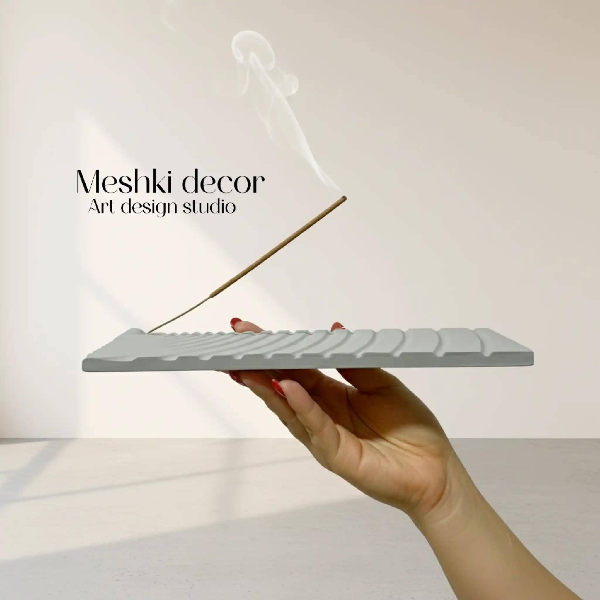 عود سوز رومیزی مدل شیار دار: طراحی شیک شیار دار با جلوگیری کامل از ریزش خاکستر ۵ رنگ لوکس: کرم، طوسی، سبز + کهنه‌کاری طلایی برای هر دکوراسیونی جنس سنگ مصنوعی مقاوم: ضد حرارت، ضد خش و بادوام برای سال‌ها استفاده ابعاد جمع‌وجور ۱۰×۲۲ سانت: ایده‌آل برای میز، کنسول و فضاهای کوچک جاعودی خاص اقتصادی: هدیه‌ای شیک و کاربردی با قیمت استثنایی